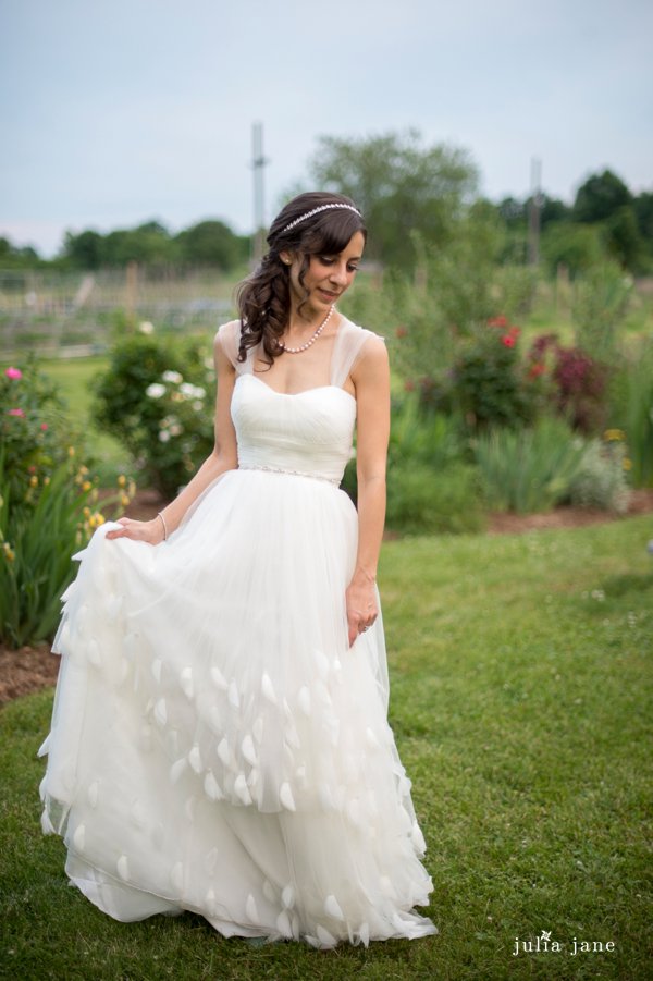 bridal portraits at red maple vineyard